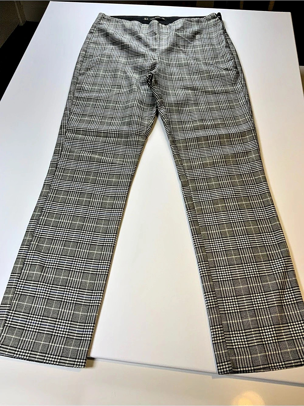 Zara Plaid Straight Leg Pants in Gray Size Medium Like New